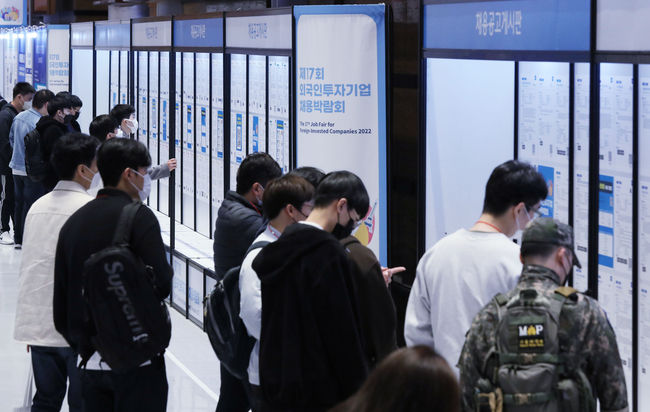 지난 11월 14일 오전 서울 강남구 코엑스에서 개막한 제17회 외국인투자기업 채용박람회에서 구직자들이 채용 공고 게시판을 보고 있다.(사진=뉴시스 제공)