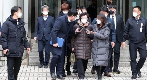 윤석열 대통령의 장모 최모씨가 지난 1월25일 서울 서초구 서울고법에서 열린 항소심 선고공판을 마친 후 이동하고 있다. (사진=뉴시스 제공)