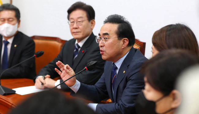 박홍근 더불어민주당 원내대표가 15일 오후 서울 여의도 국회에서 열린 ‘국회의장 중재안 수용’ 관련 기자회견에서 발언하고 있다.(사진=뉴시스 제공)
