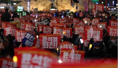 시민들이 지난 3일 서울 태평로 일대에서 촛불행동 주최로 열린 '김건희 특검, 윤석열 퇴진 촛불대행진'에 참가해 구호를 외치고 있다. (사진=뉴시스 제공)