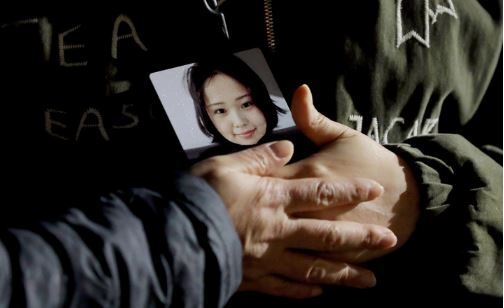 지난해 1월20일 오후 서울 용산구 국방부 앞에 마련된 공군 성추행 피해자 고(故) 이예람 중사 추모 시민분향소에서 어머니가 이 중사의 사진을 안고 있다. (사진=뉴시스 제공)