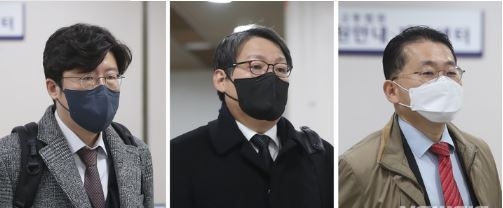김학의 전 법무부 차관의 불법 출국금지 관련 서류 조작 혐의를 받고 있는 이규원(왼쪽부터) 검사, 이광철 전 청와대 민정비서관, 차규근 법무연수원 연구위원이 25일 서울중앙지방법원에서 열린 6차 공판에 출석하고 있다. (사진=뉴시스 제공)