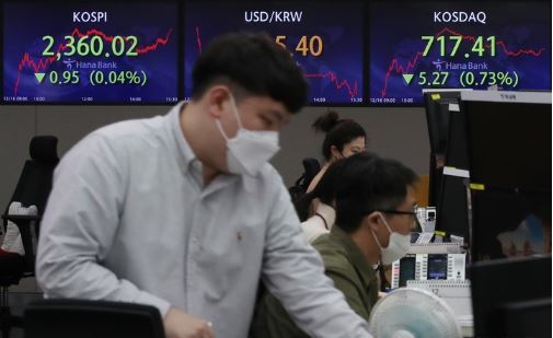 코스피가 약보합 끝에 2360대로 마감한 16일 서울 중구 하나은행 딜링룸에서 딜러들이 업무를 보고 있다. 코스피는 전 거래일보다 0.95포인트(0.04%) 하락한 2360.02에, 코스닥지수는 전 거래일보다 5.27포인트(0.73%) 내린 717.41에, 서울 외환시장에서 원·달러 환율은 전 거래일보다 2.3원 오른 1305.4원에 마감했다. (사진=뉴시스 제공)