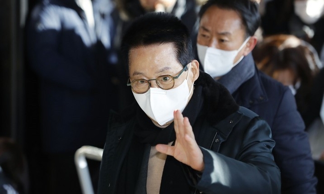 지난 14일 박지원 전 국가정보원장이 서울 서초구 서울중앙지검에 들어서고 있다. (사진=뉴시스)