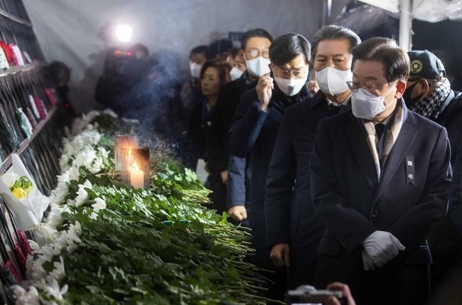 지난 16일 이재명 더불어민주당 대표가 서울 용산구 녹사평역 이태원 광장에 마련된 ‘10·29 이태원 참사 희생자 합동분향소’를 찾아 조문하고 있다. (공동취재사진)