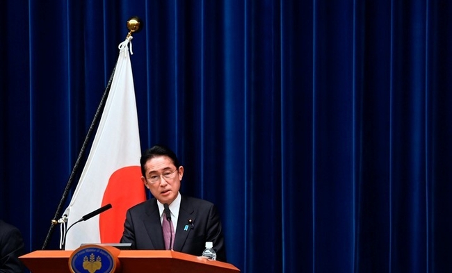 기시다 후미오(岸田文雄) 일본 총리가 16일 금요일 도쿄 총리 관저에서 안전보장 관련 3문서 개정과 관련해 기자회견을 하고 있다. (사진=뉴시스)