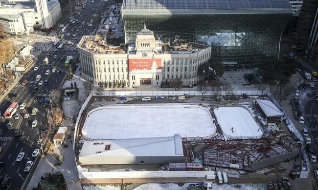 지난 14일 오전 서울 중구 서울광장에서 작업자들이 작업을 하고 있다. 서울광장 스케이트장은 1800㎡ 메인 링크 1개와 600㎡ 어린이 링크 1개, 휴게실, 카페 등으로 구성, 오는 21일 3년만에 문을 연다.(사진=뉴시스)
