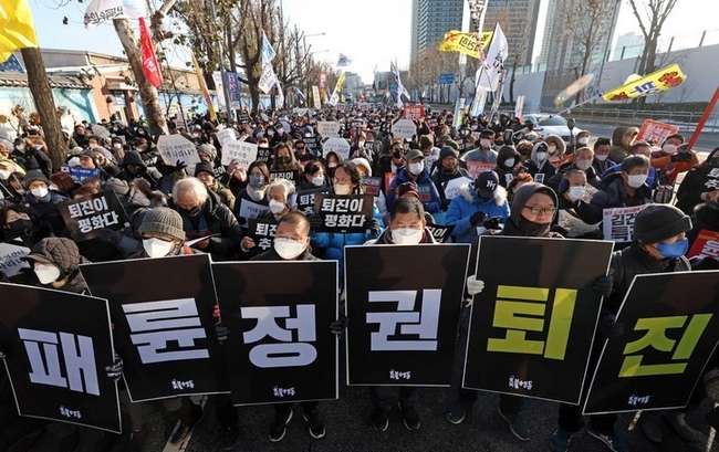 17일 오후 서울 용산구 삼각지역 교차로에서 인근에서 진보단체들로 구성된 촛불승리전환행동(촛불행동) 주최로 열린 윤석열 정부 규탄 집회 참가자들이 구호를 외치고 있다. (사진=뉴시스)