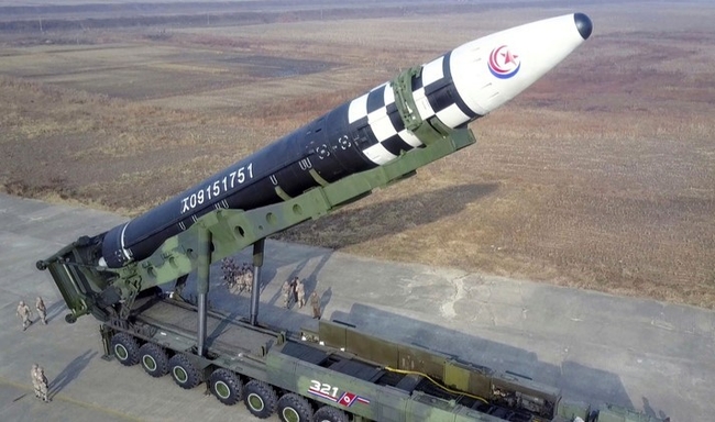  북한 조선중앙통신에 공개한 사진에 18일 북한 모처에서 화성-17형 대륙간탄도미사일(ICBM)이 시험 발사 대기하고 있다. 