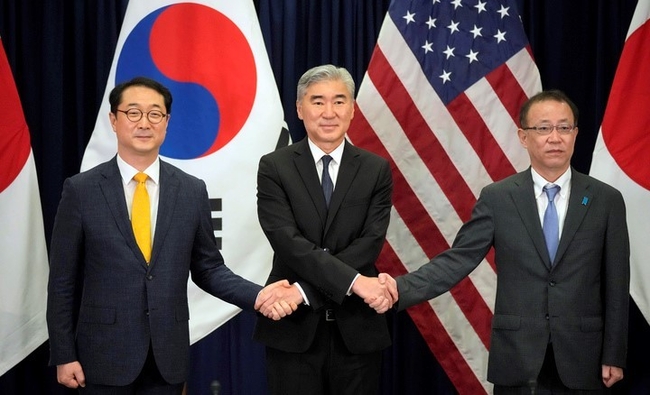 김건(왼쪽) 외교부 한반도평화교섭본부장이 13일(현지시간) 인도네시아 자카르타에 있는 미국 대사관에서 열린 한미일 북핵수석대표 협의에 참석해 성 김(가운데) 미 국무부 대북특별대표, 후나코시 다케히로 일본 외무성 아시아·대양주국장과 손을 잡고 있다. (사진=뉴시스)