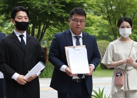 위안부 할머니 기부금 및 후원금 반환소송대책모임 대표 김영호(왼쪽), 대학생 강민서(오른쪽) 씨, 무료로 소송을 맡은 김기윤 변호사가 지난 2020년 6월4일 오후 서울 서초동 서울중앙지방법원 앞에서 나눔의 집 기부금과 후원금 반환 소장 제출에 앞서 기자회견 하고 있다. (사진=뉴시스 제공)