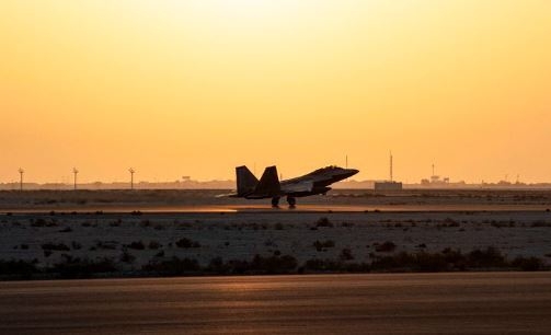 미 공군의 F-22 랩터 전투기 한 대가 12일(현지시간) 아랍에미리트(UAE) 아부다비의 알다프라 공군기지에 도착하고 있다. 이는 예멘을 겨냥한 후티 반군의 미사일 공격에 대한 미 방어 대응의 일환이다.<br>
(사진=뉴시스 제공)