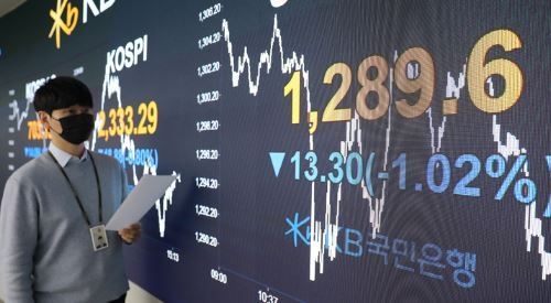 20일 오후 서울 여의도 KB국민은행 딜링룸 전광판에 원 달러 환율이 표시되고 있다. 원 달러 환율은 전 거래일 대비 13.3원 내린 1289.6원에 거래를 마쳤다. (사진=뉴시스 제공)