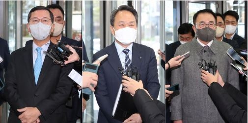 임영진(왼쪽부터) 신한카드 사장, 진옥동 신한은행장, 조용병 신한금융지주 대표이사 회장이 8일 서울 중구 신한은행 본점에서 열린 신한금융그룹 회장후보추천위원회 면접에 각각 참석하고 있다. (사진=뉴시스 제공)