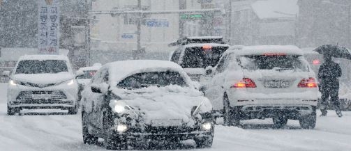 전북 곳곳에 대설주의보가 발효된 17일 전북 전주시 완산구 팔달로에 많은 눈이 내려 운전자들이 빙판길을 지나며 거북이 운행을 하고 있다. (사진=뉴시스 제공)