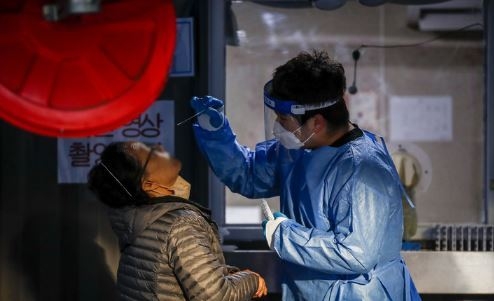 지난 20일 오전 서울 용산구보건소 코로나19 선별진료소를 찾은 시민이 코로나19 검사를 받고 있다. (사진=뉴시스 제공)