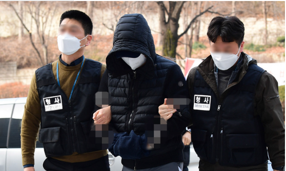 수십여 명의 여성과의 성관계 장면을 불법촬영한 혐의로 긴급체포된 모 기업 회장 아들이 지난해 12월11일 오후 서울 서초구 서울중앙지방법원에서 구속 전 피의자 심문(영장실질심사)를 받기 위해 법정으로 들어서고 있다. (사진=뉴시스 제공)
