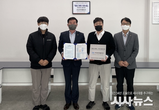 승강기안전기술원 장웅길 원장(왼쪽 두 번째)이 매칭그랜트 우수인증기업 현판과 함께 안전인증서를 전달하고 있다.
