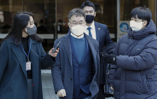 화천대유 대주주 김만배 씨가 지난달 30일 서울 서초구 서울중앙지방법원에서 열린 대장동 사건 관련 오전 공판을 마치고 이동하고 있다. (사진=뉴시스 제공)