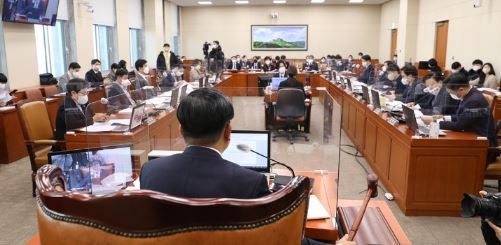 전해철 환경노동위원장이 20일 오전 서울 여의도 국회에서 열린 환노위 전체회의에서 자원순환기본법 전부개정법률안(대안)을 의결하고 있다. (사진=뉴시스 제공)