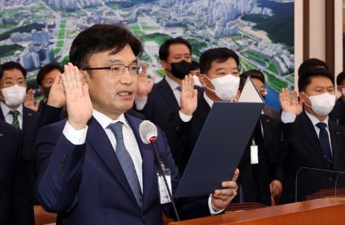 나희승 한국철도공사 사장이 11일 국회에서 열린 국토교통위 국정감사에서 선서를 하고 있다. (사진=뉴시스 제공)
