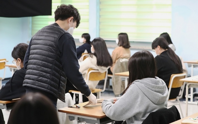  2023학년도 대학수학능력시험인 지난달 17일 수원시 장안구 수일고등학교 시험실에서 수험생들이 수능 시험 준비를 하고 있다. (사진=뉴시스 제공)