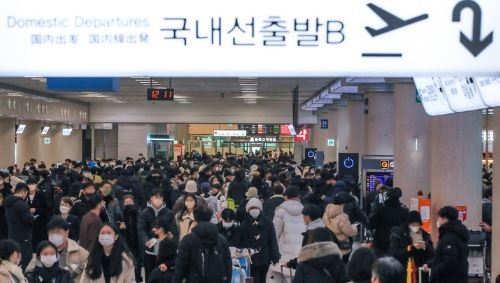 다시 매서운 한파가 찾아온 22일 오후 제주국제공항 3층 출발장에 육지부로 이동하려는 관광객들의 발걸음이 이어지고 있다. (사진=뉴시스 제공)