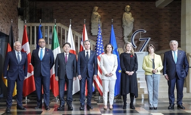 지난달 3일(현지시간) 독일 뮌스터에 열리는 주요 7개국(G7) 외무장관회의 참석자들이 기념 촬영을 하고 있다. 왼쪽부터 요셉 보렐 유럽연합(EU) 외교안보 대표, 제임스 클리버리 영국 외무장관, 하야시 요시마사 일본 외무상, 토니 블링컨 미 국무장관, 안나레나 베어복 독일 외무장관, 멜라니 졸리 캐나다 외무장관, 카트린 콜로나 프랑스 외무장관, 안토니오 타야니 이탈리아 외무장관. (사진=뉴시스 제공)