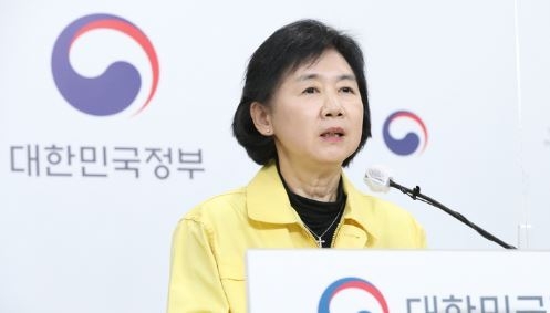 지영미 중앙방역대책본부장(질병관리청장)이 23일 충북 청주시 질병청에서 실내마스크 의무화 조정계획 등을 발표하고 있다. 