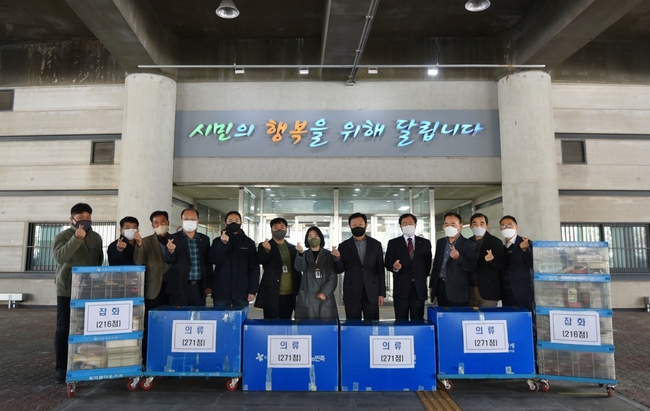 임직원이 기부한 의류·잡화 등 487점을 아름다운가게 쌍용점에 전달했다 (사진=천안시 제공)
