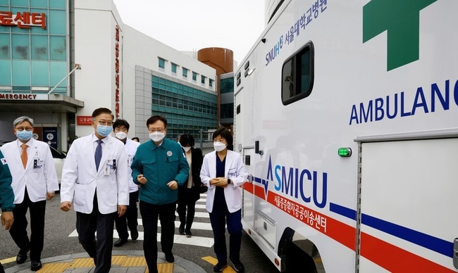  조규홍 보건복지부 장관이 지난 11월3일 오후 서울대학교병원 응급의료센터에서 재난의료지원팀(DMAT) 현장을 둘러보고 있다. 보건복지부는 24일 국회 본회의 의결을 거쳐 2023년도 예산과 기금운용계획 총지출 규모가 109조1830억원으로 확정됐다고 밝혔다. (사진=보건복지부 제공)