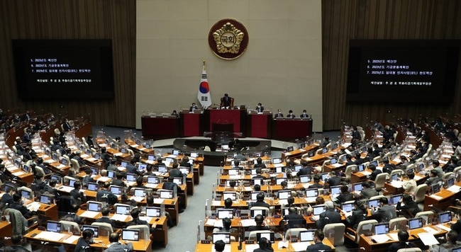  김진표 국회의장이 24일 오전 서울 여의도 국회에서 열린 제401회국회(임시회) 제3차 본회의에서 2023년도 예산안 등을 상정하고 있다. 