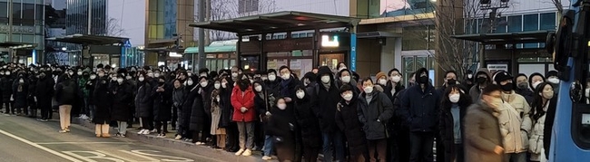  지난 23일 오전 6시24분께 서울 지하철 3호선 무악재~독립문 구간에서 연기가 발생, 약수역~구파발역 간 열차 운행이 중단되면서 이용객들이 불편을 겪고 있다. 이날 오전 서울 은평구 구파발역 환승센터가 대체교통수단을 이용하려는 시민들로 북적이고 있다. (사진=뉴시스)