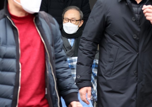 이명박 전 대통령이 지난해 2월10일 오후 서울 종로구 서울대병원에서 퇴원하고 있다. (공동취재사진) 