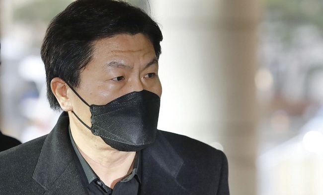 '이태원 참사 부실 대응 의혹' 이임재 전 용산경찰서장이 23일 서울 마포구 서울서부지방법원에서 열린 영장실질심사에 출석하고 있다. (사진=뉴시스)