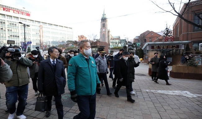 이상민 행정안전부 장관이 지난 23일 서울 중구 명동거리에서 중구청·소방·경찰 등과 인파밀집 안전관리 실태를 점검하고 있다. (사진=뉴시스)