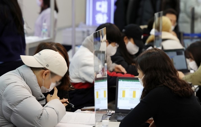 지난 15일 오전 서울 강남구 코엑스에서 열린 2023학년도 정시 대학입학정보박람회에서 학생이 상담을 받고 있다. 
