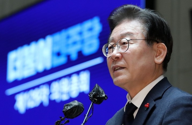 이재명 더불어민주당 대표가 23일 오후 서울 여의도 국회 예결위회의장에서 열린 의원총회에 참석해 인사말을 하고 있다. (사진=뉴시스)