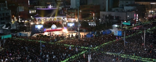 2019년 기해년을 앞두고 서울 종로 보신각에서 시민들이 제야의 종 타종행사를 기다리고 있는 모습. 