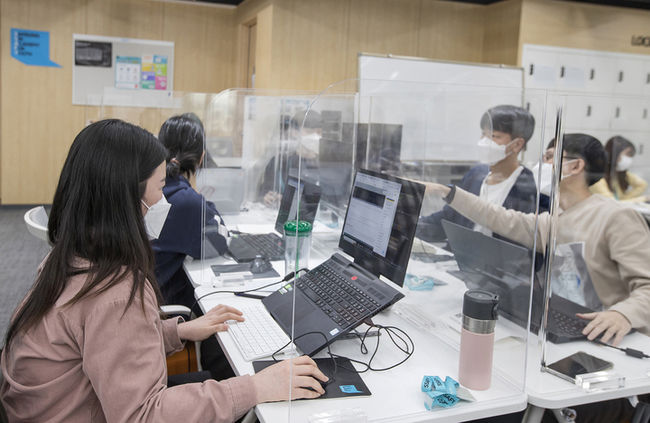 지난 10월 서울 강남구 '삼성청년SW아카데미' 서울캠퍼스에서 7기 교육생들이 프로젝트 수업을 진행하고 있다. (사진=삼성)