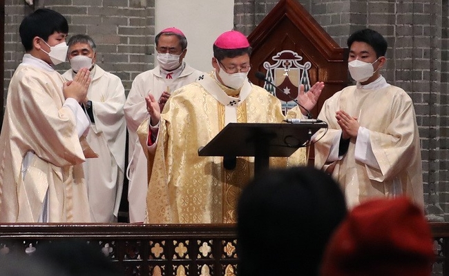 천주교 서울대교구장 정순택 대주교가 25일 서울 명동성당에서 주님 성탄 대축일 밤 미사를 집전하고 있다. (공동취재사진)