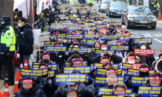 양대노총 공공부문 노동조합 공동대책위원회 소속 조합원들이 26일 오전 서울 종로구 정부서울청사 후문 앞에서 기획재정부 공공기관운영위원회 규탄 결의대회를 하고 있다. (사진=뉴시스 제공)