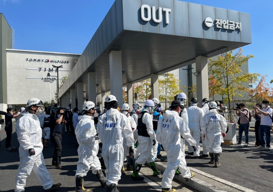 27일 오전 합동감식반원들이 대전 유성구 현대 프리미엄 아웃렛 화재 현장으로 진입하고 있다. (사진=뉴시스 제공)