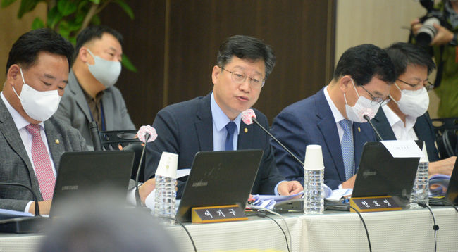  안호영 더불어민주당 의원이 지난 10월 11일 전북 전주시 농촌진흥청 국제회의장에서 열린 2022년도 농림축산식품해양수산위원회 국정감사에서 질의하고 있다.(사진=뉴시스 제공)