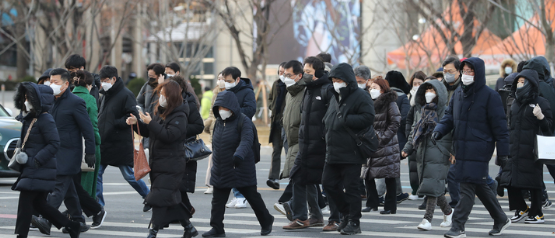 지난 23일 오전 서울 종로구 세종대로사거리에서 사람들이 모자를 쓰고 이동하고 있다. (사진=뉴시스 제공)