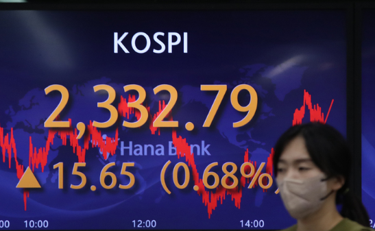 코스피가 전 거래일(2317.14)보다 15.65포인트(0.68%) 오른 2332.79에 장을 마친 27일 서울 중구 하나은행 딜링룸에서 딜러들이 업무를 보고 있다. 코스닥지수는 전 거래일(694.68)보다 9.51포인트(1.37%) 상승한 704.19에 거래를 종료했다. 서울 외환시장에서 원·달러 환율은 전 거래일(1274.8원)보다 3.4원 내린 1271.4원에 마감했다. (사진=뉴시스 제공)