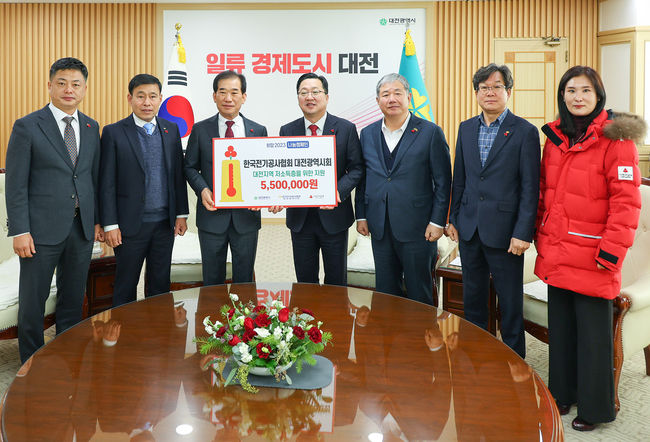 지난 27일 한국전기공사협회 대전광역시지회는 대전시청을 찾아 '사랑의 성금 550만 원'을 대전사회복지공동모금회에 기탁했다. 사진은 왼쪽부터 전도하 전기공사협회 대전광역시 부회장, 고기배 전기공사협회 이사, 김양은 전기공사협회 대전광역시회장, 이장우 대전시장, 정태회 사회복지공동모금회장, 유종협 전기공사협회 대전광역시 상생협력위원장, 이은영 시회복지공동모금회 사무처장.
