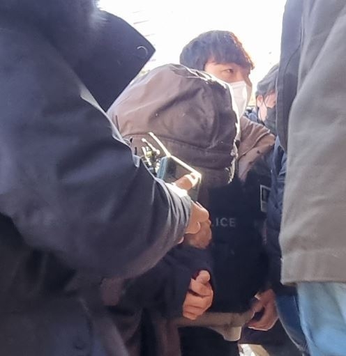택시기사와 전 여자친구를 살해한 30대 남성이 28일 오전 의정부지법 고양지원에서 열리는 영장실질심사를 받기 위해 법정으로 향하고 있다. (사진=뉴시스 제공)