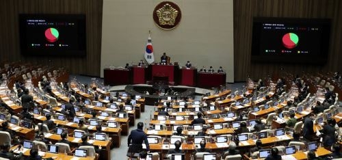 노웅래 더불어민주당 의원이 28일 오후 서울 여의도 국회에서 열린 제401회 국회(임시회) 제4차 본회의에서 자신의 체포동의안이 부결되자 본회의장을 나가고 있다. (사진=뉴시스 제공)