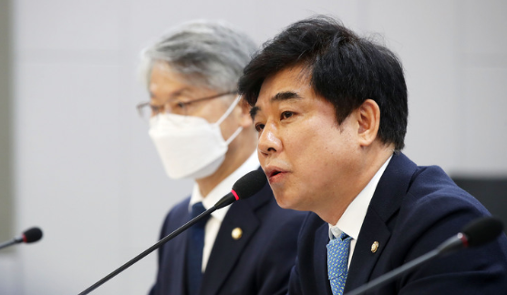 김병욱 더불어민주당 의원이 지난달 18일 오전 서울 여의도 국회 의원회관 제1세미나실에서 열린 채권시장 등 금융시장 안정성 점검 토론회에서 개회사를 하고 있다. (사진=뉴시스 제공)